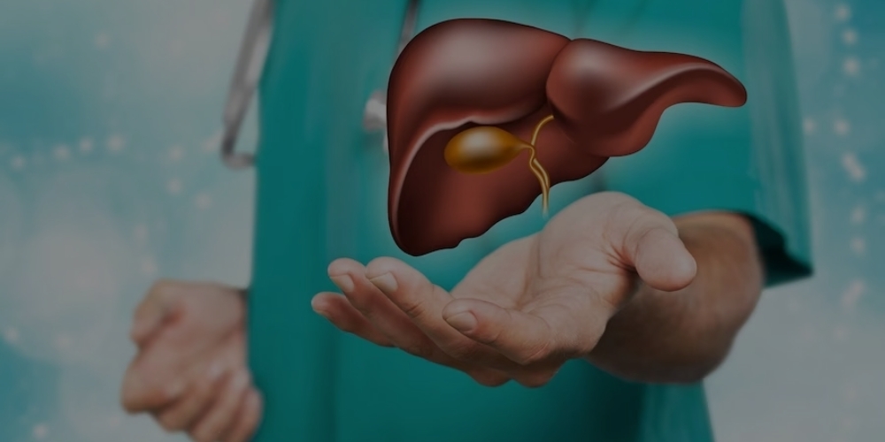 a imagem mostra uma pessoa da área da saúde usando uniforme de cirurgia com a palma da mão estendida, onde sobre ela tem o desenho de um fígado